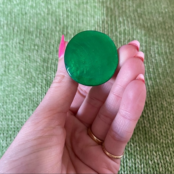 ✨SOLD✨ green plastic ring - Picture 5 of 8